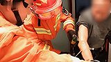 【湖北】遥控器不慎掉到便池中 六旬老人伸手去捞被卡