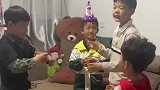 大哥，二哥，三哥，四弟，四个小兄弟结拜，看着有模有样的
