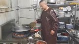 逮了一只3斤重甲鱼，小厨拿去饭店爆炒，方法简单粗暴，看着就香