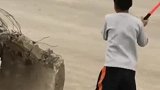 孩子帮奶奶砸钢筋卖钱！