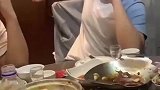 男子和朋友们在外边吃饭，没想到异地恋的女友突然驾到