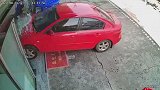 吓人！江苏南通一女子驾车加速冲进路边饭店 警方：操作失误引发