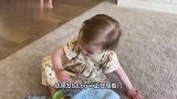 宝宝拍着门叫妈妈，谁知道妈妈就在身后，画面搞笑了