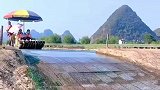 遇龙河的水浅竹筏搁浅游客也下了竹筏帮忙