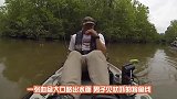 男子钓鱼以为是个锯子，仔细一看真的是条鱼，镜头拍下全过程