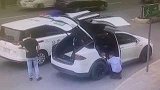 四川成都：晚高峰遇孕妇分娩，民警变身“医护”协助生产