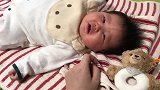 真逗！小宝宝正嗯哼嗯哼哭闹，突然一根手指伸了过来