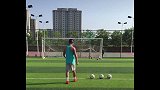 业余足球大神练习踢横梁！5中4的命中率非常厉害