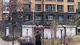 大爷拿小区躺椅做锻炼，连夜焊地上让他知道人心险恶