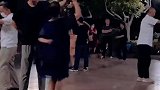 大娘舞蹈不减当年，旋转小陀螺