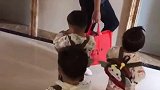 三胞胎去串门了，专门背上小书包，是为了满载而归吗