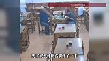 女服务员被顾客故意绊倒摔地，滚烫面汤洒溅一桌人，面馆老板：他不是第一次了