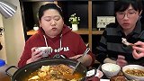 韩国胖妞挑战美味部队火锅，和男生朋友一起吃更美味