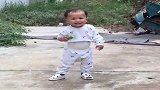 宝宝学走路第五天，歪歪倒一个，太可爱了