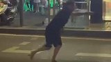 重庆一男子酒后失控肆意拦车未果 抢餐厅剪刀将一人刺伤致死