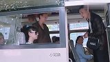 咱家-司机让女孩给老人让座，怎料女孩站起来-你扶我一下，懵了