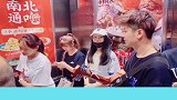 电梯整蛊路人，帅哥背着吉他坐电梯，妹子看完瞬间笑喷了，尴尬啊