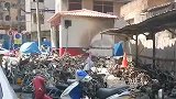 不要命！深圳一电动车充电站着火 现场有人冒险挪车