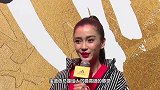 Baby也太美了，蓝色修身裙装秀身材，大波浪配红唇妩媚极了
