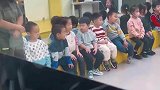 小男生告诉妈妈实在是太漂亮了