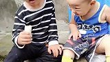 我就抬头一秒钟，手中的香蕉就被弟弟吃了