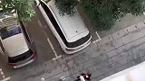 快递员取快递，让从楼上扔下来结果