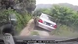 汽车山路突然侧翻，再晚一秒后果不堪设想