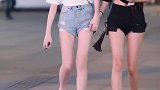 这两个小姐姐的腿真的好看 你们喜欢这两个小姐姐吗