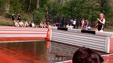 特技失败的瞬间，跨栏还是潜水，这位女士好像搞错了比赛