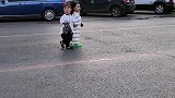 两位小姐姐过马路，跑起来太可爱了