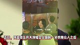 何超琼上台双语发言，黑裙尽显优雅端庄，谈吐不凡遗传了何鸿燊风范