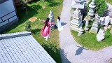女主从天而降，落地直接落在了男主头上，这轻功有待提高