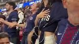 问鼎欧冠！内维斯漂亮女友现场看球泪崩