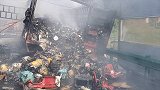 满载快递的货车高速路上起火 网友：满屏快递看的心疼