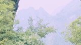 爬四、五个小时的山，就为了体验一下无人机穿洞子的感觉！
