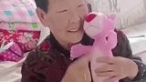 82岁奶奶把1米5粉红豹玩偶改造裁成40厘米，抱在怀里不停地亲亲