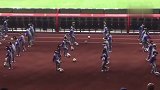 什么操作？ 中印之战半场休息200小学生表演足球操