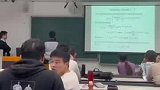 两位同学冲上讲台激烈讨论