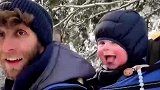 爸爸带宝宝去滑雪，宝宝在身后不停发出呢喃声
