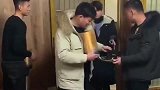 看到姑娘被她老爸拎走的样子，把我差点笑坏了！