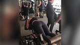 美女健身房俯身练臀腿香汗淋漓 从这个背影看效果如何？