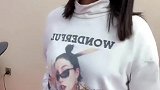 村里的小姑娘出门了，把你家老爷们看好了。