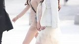 街头偶遇两个赶着去上班的美女，这身材和颜值，你爱上了哪一个