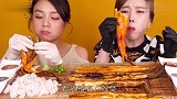 美女极限挑战10条“巨型”鳗鱼，直接大口吞咽，看着都胃疼