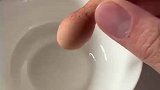 男子发现奇葩形状鸡蛋