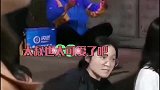 周杰伦演唱会场外偶遇夕阳粉，大叔戴粉色头饰太可爱了