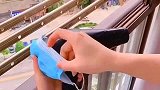 闺蜜让清理干净窗户缝隙灰尘就请吃大餐，幸亏有这招