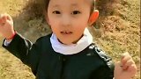 小萝莉真是太搞笑了，这小碎步走的真嘚瑟啊