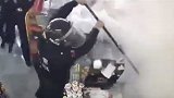 广东汕尾：男子持小剪刀与两名女店员对峙，还提出无理要求