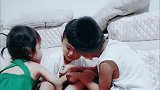 哥哥跟小朋友闹矛盾打起来了，看两岁霸气妹妹是如何保护哥哥的